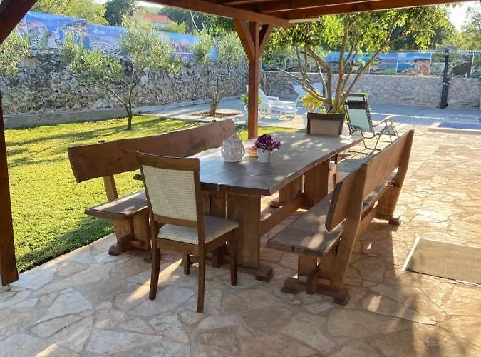 Vacation House Radosic 度假居 *